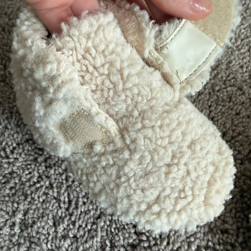 UGG Baby Bixbee Cream Sherpa faux fur Slip-Ons slippers crib shoes size 4/5